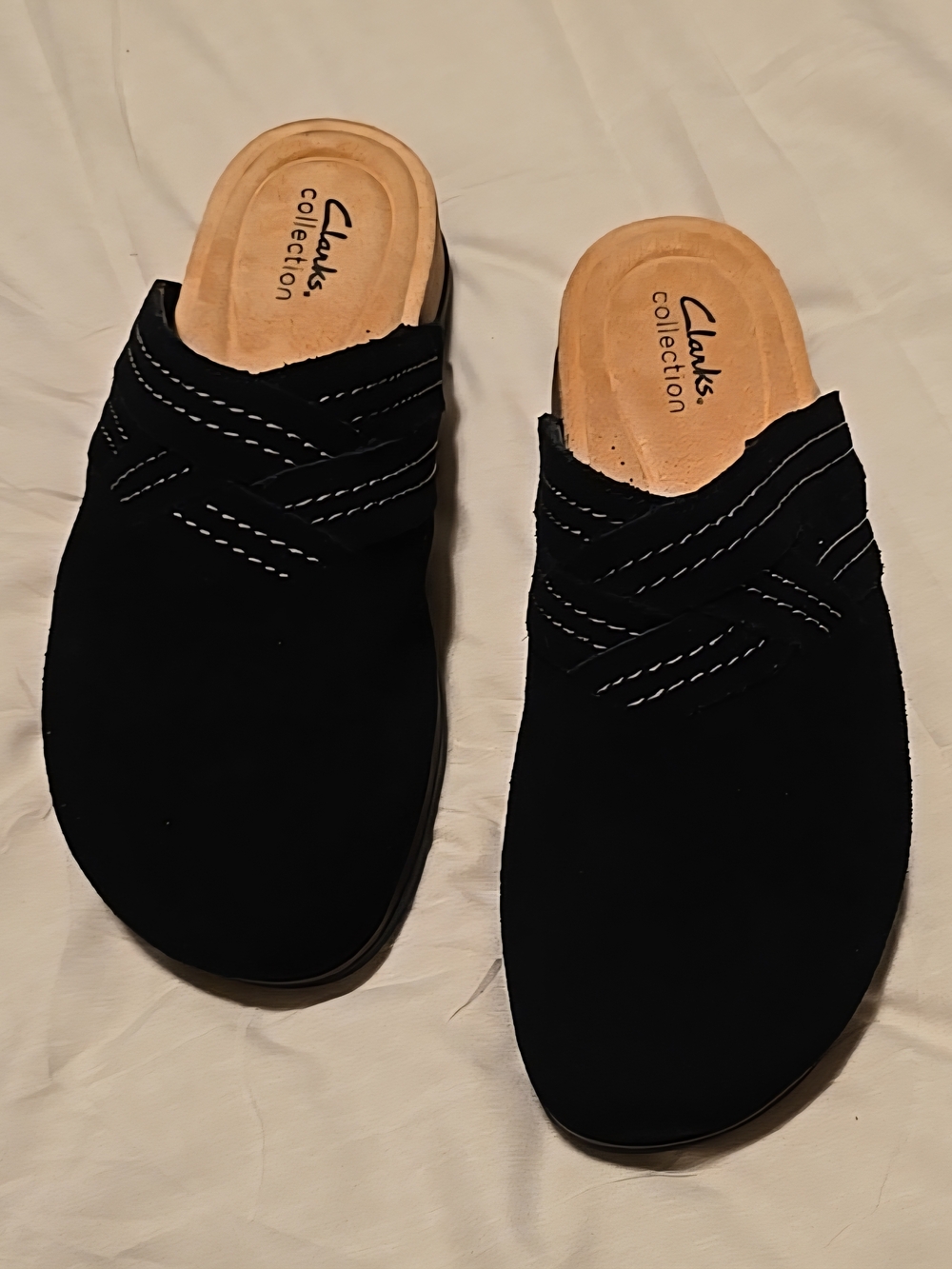 NWT Clarks Brynn Glide Mules 8.5 Black Suede Contrast Stitch Cozy Comfort Clog